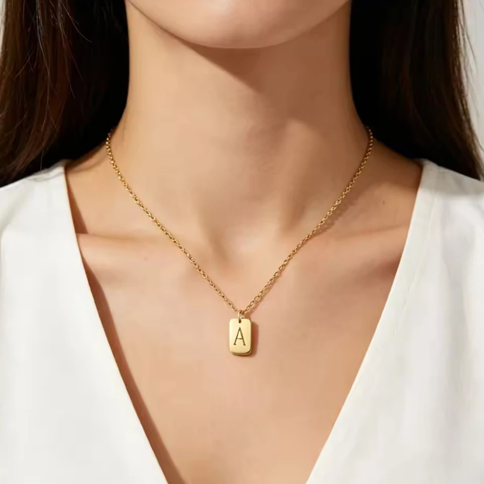 Bijoux personnalis&eacute;s OEM creux d&eacute;licat mignon lettre initiale alphabet pendentif en acier inoxydable