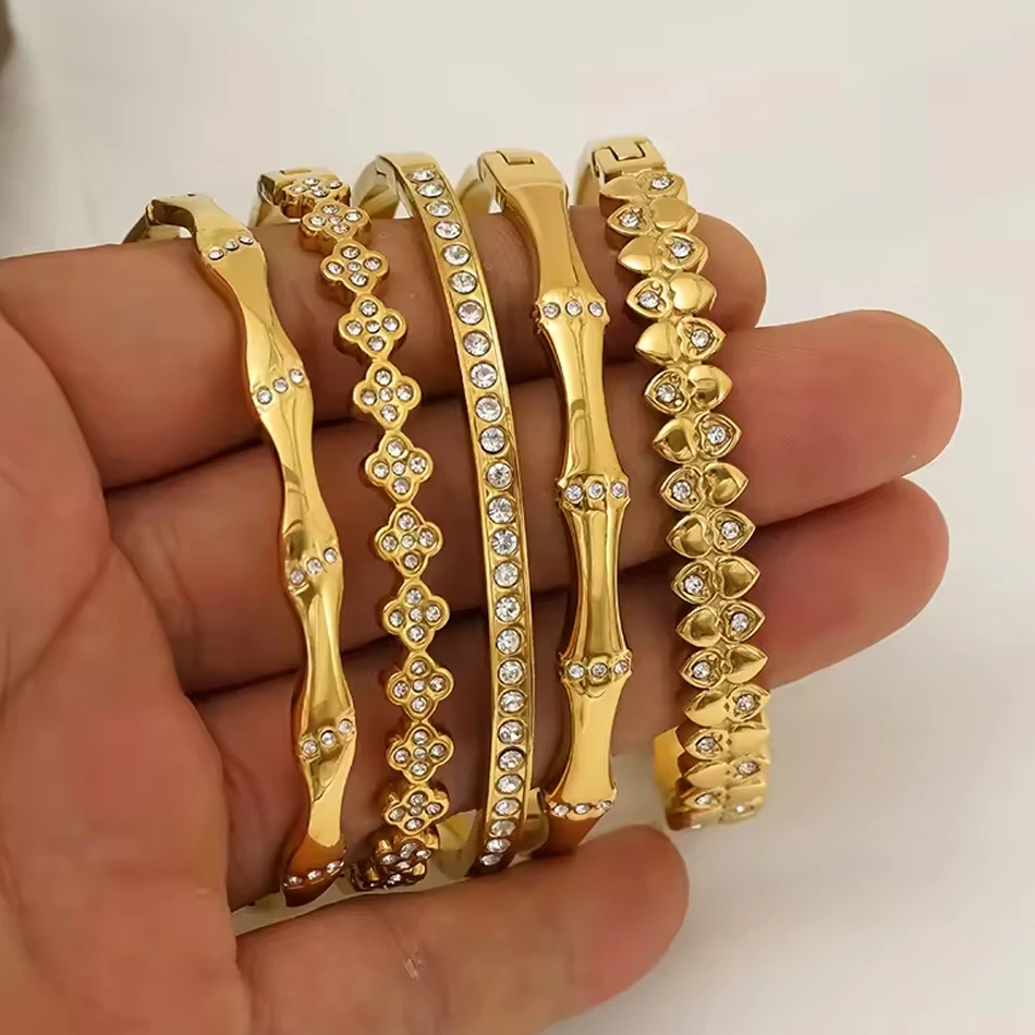 Bijoux personnalis&eacute;s OEM en acier inoxydable plaqu&eacute; or en forme de coeur avec zircon &eacute;tincelant Brac
