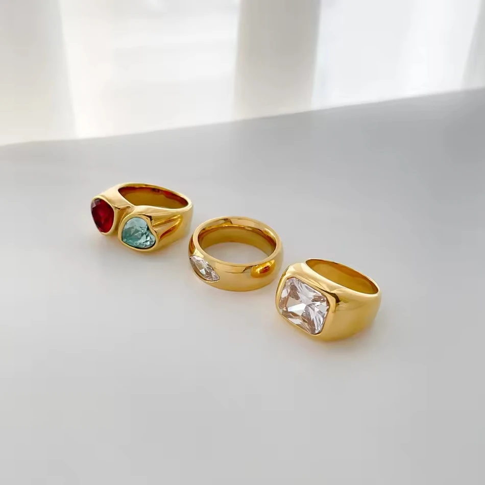 Bijoux personnalis&eacute;s OEM en titane plaqu&eacute; or 18 carats, bague bicolore en zircone avec c&oelig;ur de p&ecirc;che