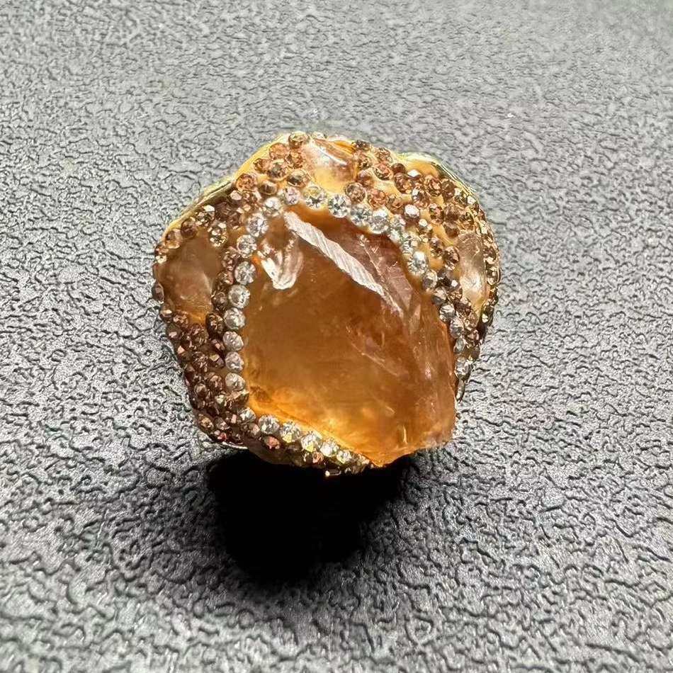 Bijoux personnalisés OEM, vente en gros, bague en cristaux réglables, pierres brutes de guérison, bagues à la mode en Citrine naturelle multicolore naturelle respectueuse de l'environnement