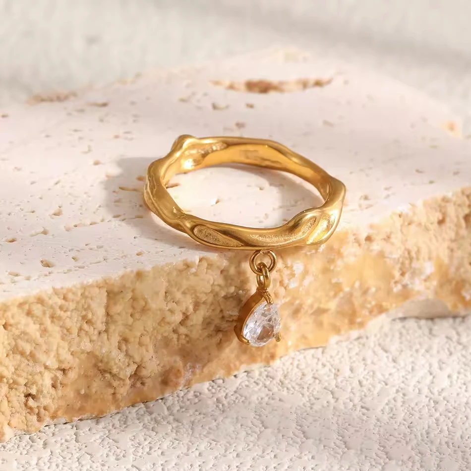 Bijoux personnalis&eacute;s OEM - Bague pendante en acier inoxydable - Bande de texture martel&eacute;e dor&eacute;e avec