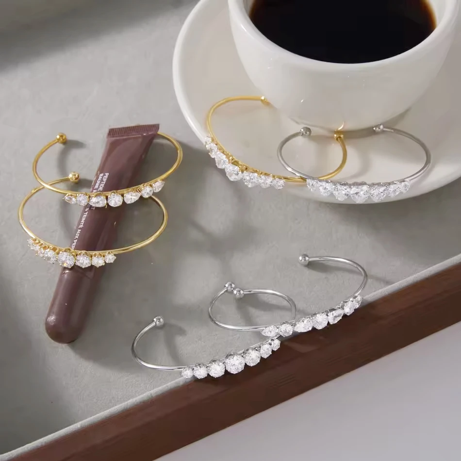 Bracelet en zircone g&eacute;om&eacute;trique ajour&eacute; en forme de c&oelig;ur pour femmes, bijoux personnalis&eacute;s OEM, mode