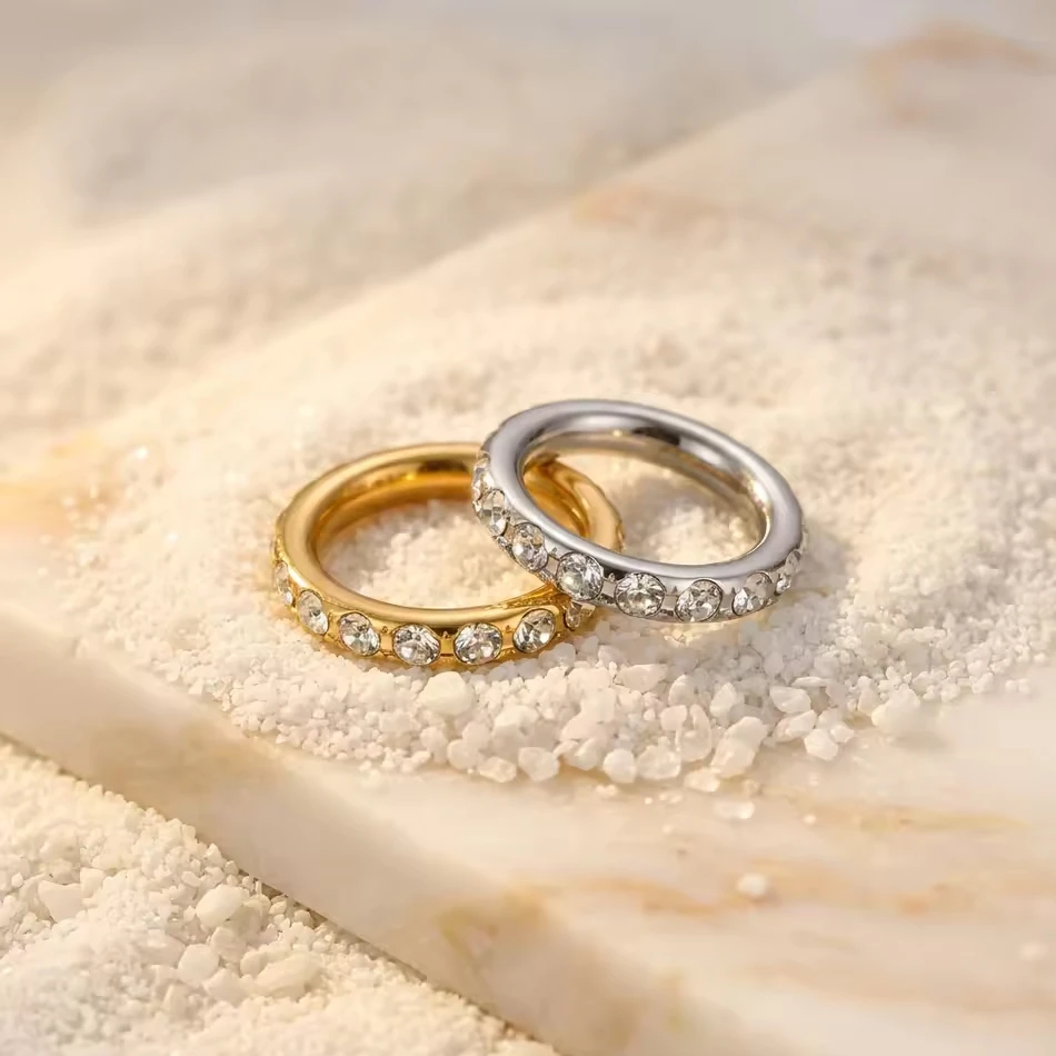 Bijoux personnalis&eacute;s OEM - Bague minimaliste en acier inoxydable plaqu&eacute; or 18 carats - Bagues &eacute;tanch